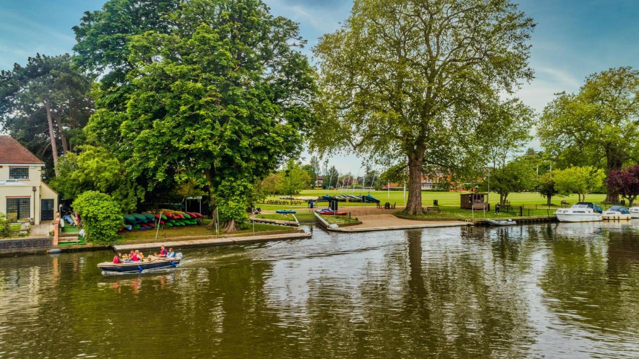 The Lensbury Resort Teddington Extérieur photo