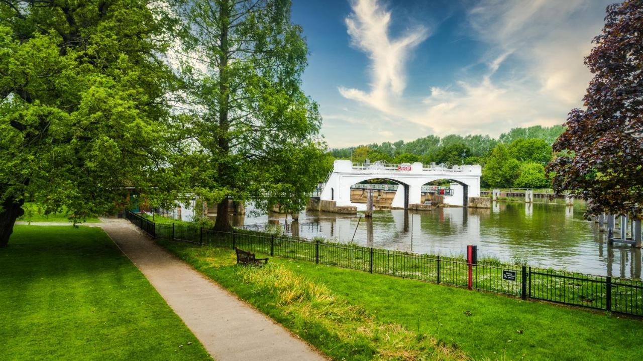 The Lensbury Resort Teddington Extérieur photo