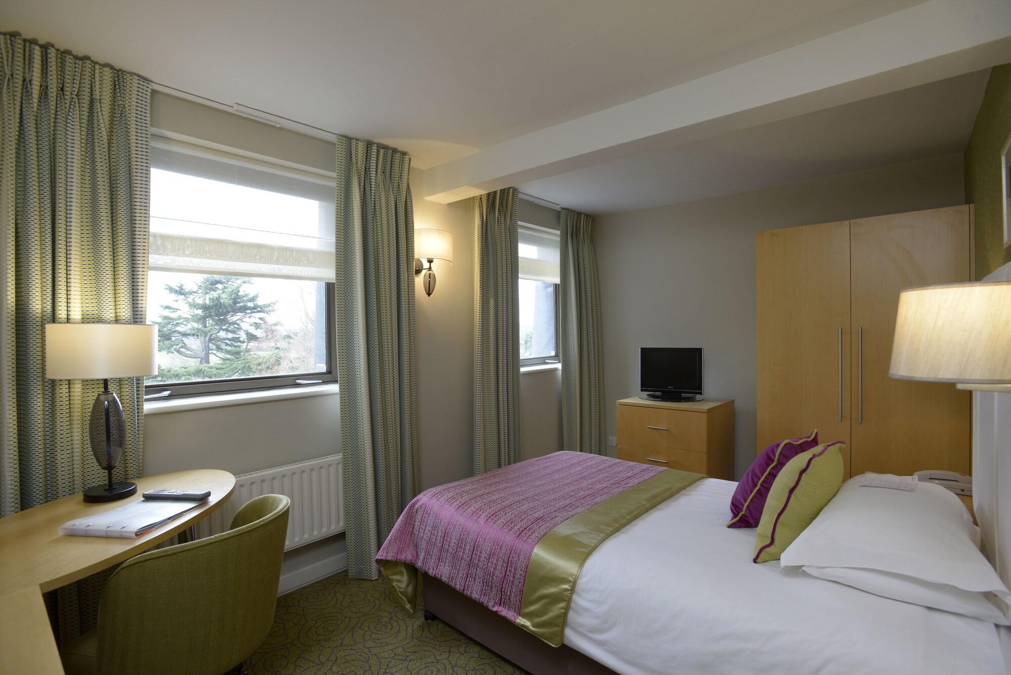 The Lensbury Resort Teddington Extérieur photo